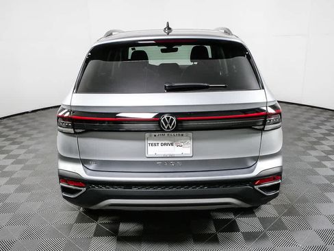 Certified 2025 Volkswagen Taos SE w/ Panoramic Sunroof Package FWD image 31