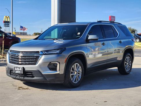 Used 2023 Chevrolet Traverse LT image 3