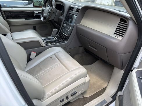 Used 2017 Lincoln Navigator Select AWD/4WD image 10