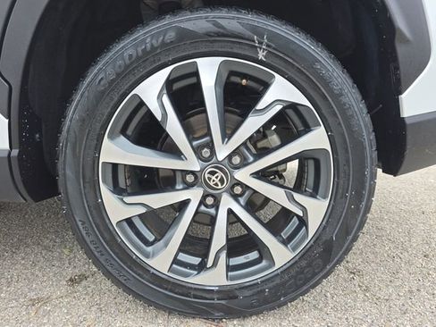 Used 2022 Toyota Corolla Cross XLE image 32