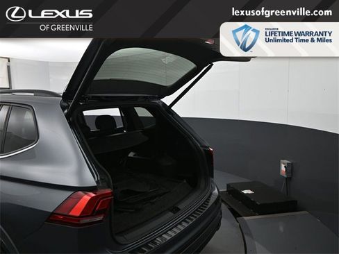 Used 2022 Volkswagen Tiguan SE R-Line image 29