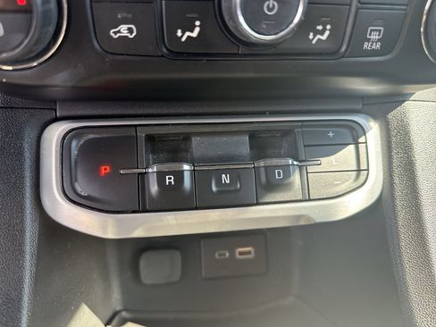 Used 2021 GMC Acadia SLE w/ Driver Convenience Package FWD image 16