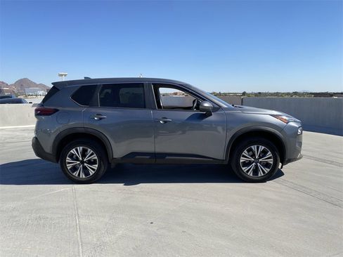 Used 2023 Nissan Rogue SV image 2