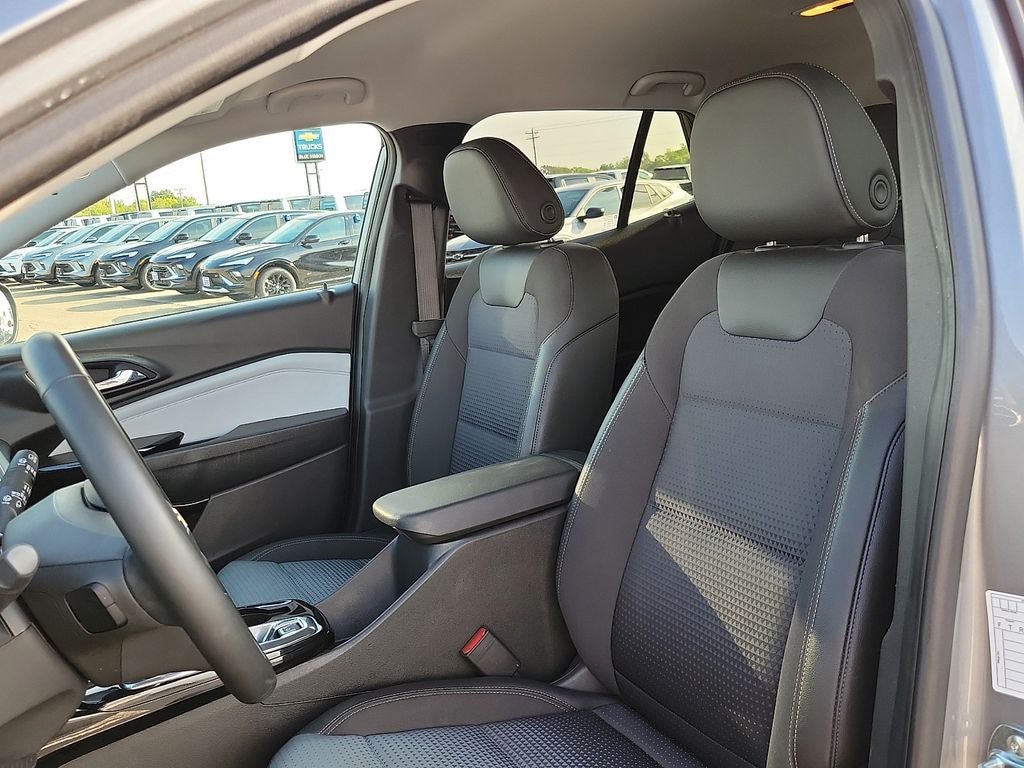Used 2025 Chevrolet Trax LT w/ LT Convenience Package FWD image 11