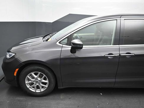 Used 2023 Chrysler Pacifica Touring-L FWD image 17