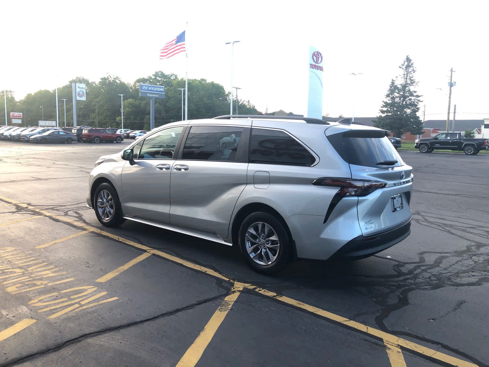 Certified 2025 Toyota Sienna LE w/ LE Plus Package FWD image 3