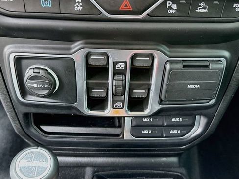 Used 2022 Jeep Wrangler Unlimited Sahara w/ Cold Weather Group AWD/4WD image 31