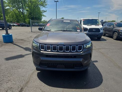 Used 2023 Jeep Compass Sport AWD/4WD image 2