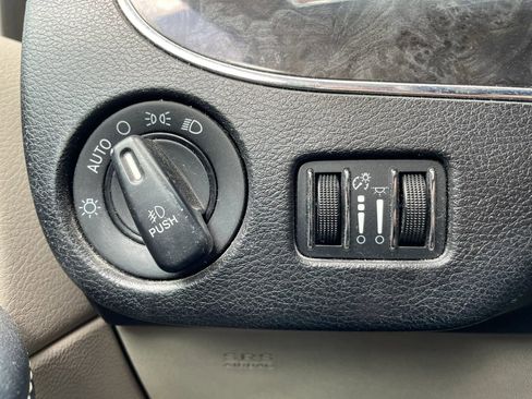 Used 2014 Chrysler Town & Country Touring FWD image 31