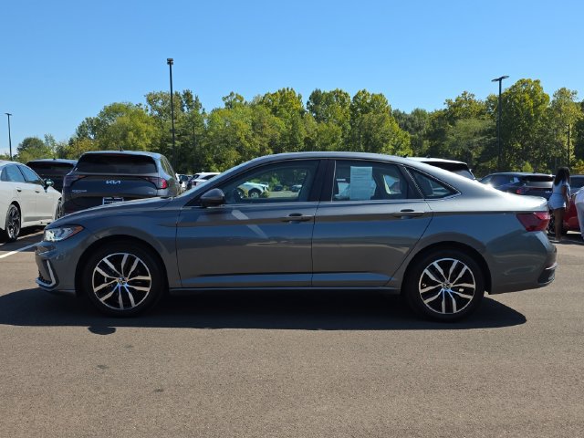 Used 2025 Volkswagen Jetta SE FWD image 2