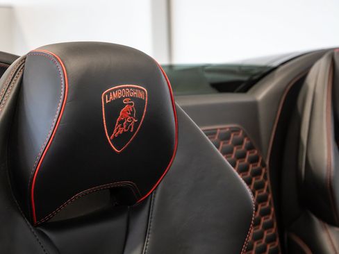 Used 2021 Lamborghini Huracan EVO RWD image 40
