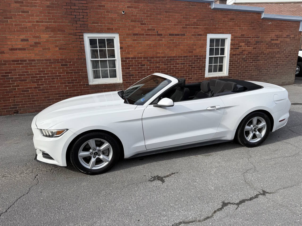 Used 2016 Ford Mustang Convertible RWD image 7