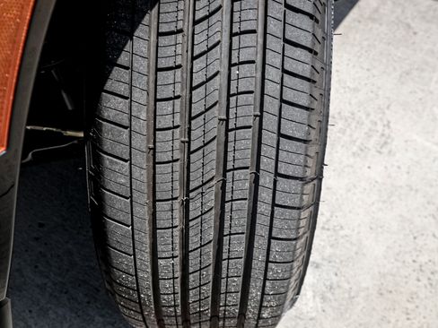 Used 2025 Nissan Frontier SV image 12