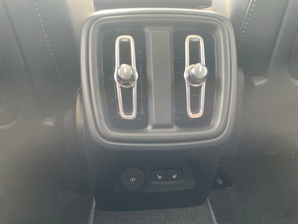 Used 2025 Volvo XC40 B5 Plus AWD/4WD image 17