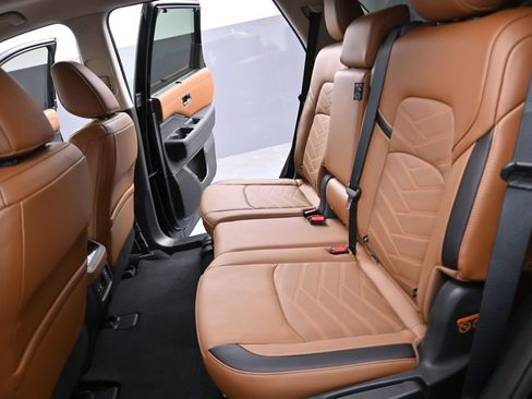 Certified 2025 Nissan Pathfinder Platinum w/ Cargo Package FWD image 17