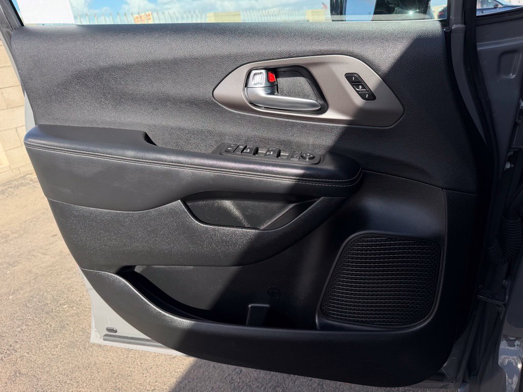 Used 2025 Chrysler Pacifica Select FWD image 18