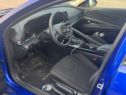 Used 2025 Hyundai Elantra SEL FWD image 3