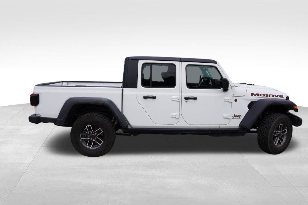 Used 2026 Jeep Gladiator Mojave AWD/4WD image 2