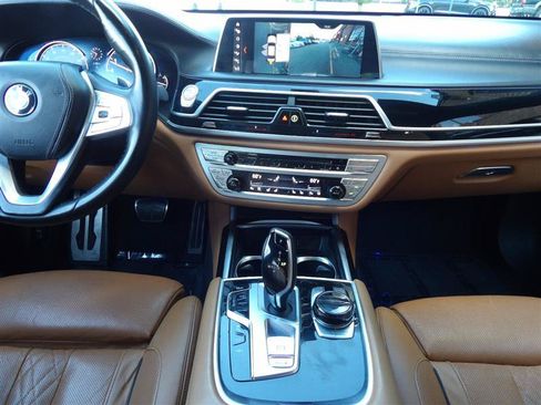 Used 2018 BMW 750i w/ Executive Package RWD image 21