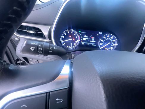 Used 2020 Toyota Highlander XLE image 18