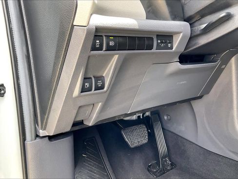Used 2024 Toyota Sienna XLE FWD image 35