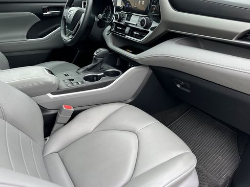 Used 2023 Toyota Highlander XLE image 16