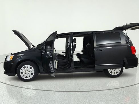 Used 2020 Dodge Grand Caravan SE FWD image 6