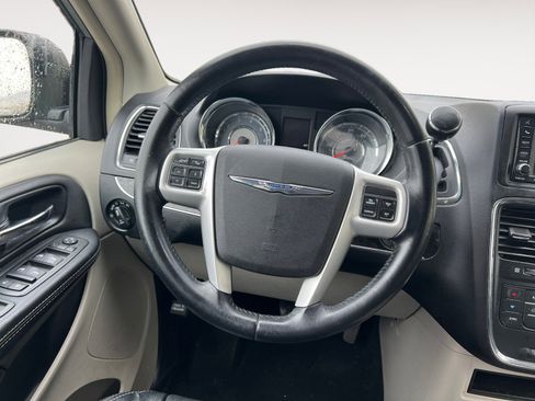 Used 2015 Chrysler Town & Country Touring image 12