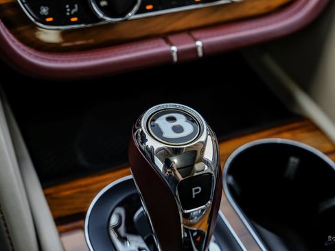 Used 2020 Bentley Bentayga Plug-In Hybrid AWD/4WD image 51
