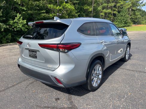 Used 2023 Toyota Highlander Limited FWD image 17