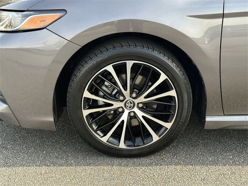Used 2020 Toyota Camry SE image 12