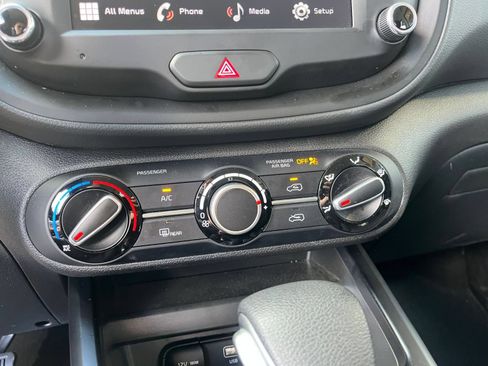 Used 2025 Kia Soul LX w/ LX Technology Package FWD image 23