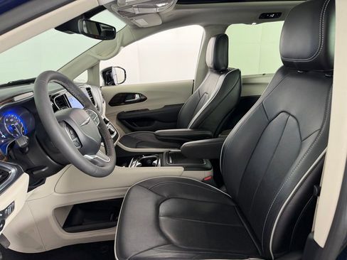 Used 2024 Chrysler Pacifica Limited image 22