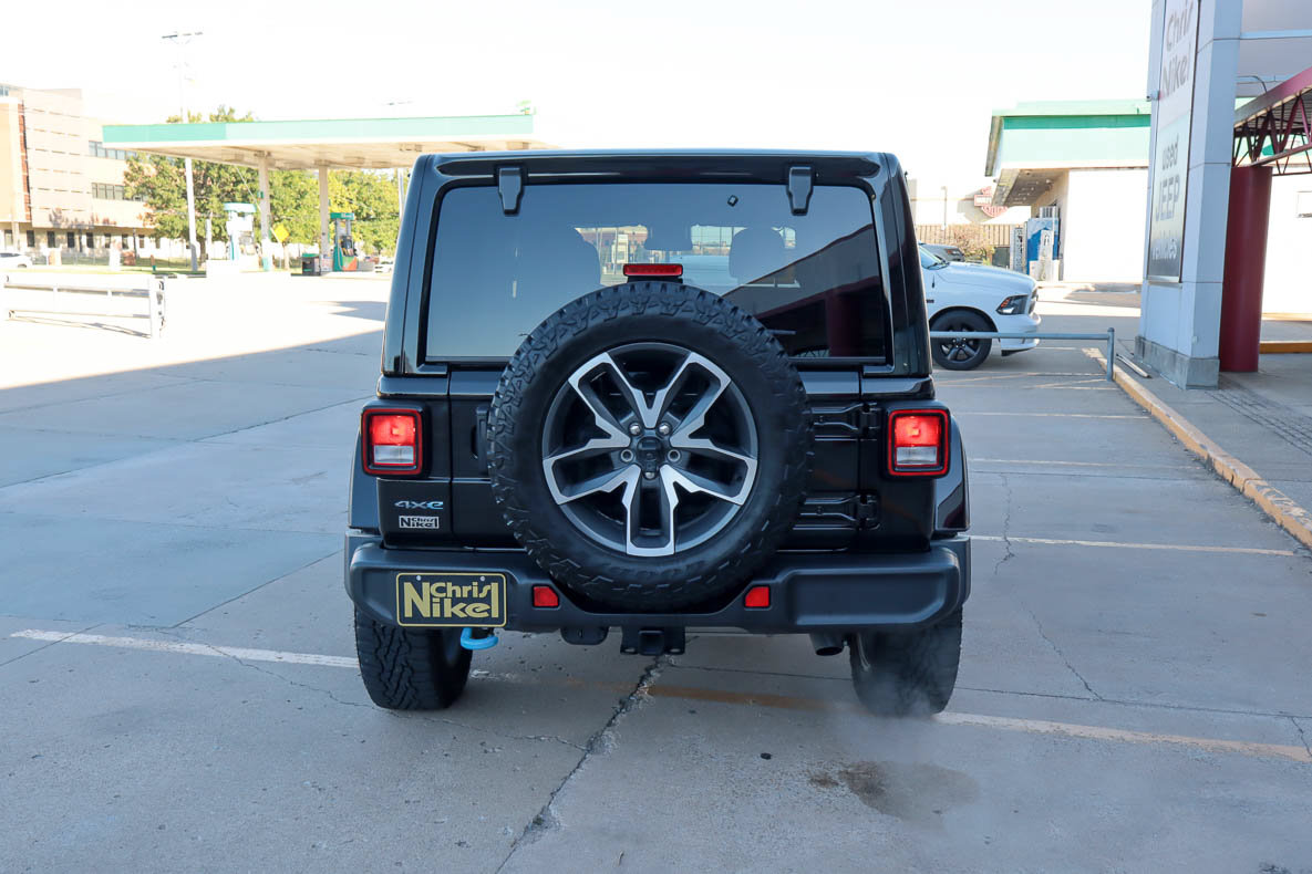 Used 2024 Jeep Wrangler Unlimited w/ LED Headlamp & Fog Lamp Group AWD/4WD image 13