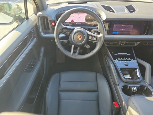 Used 2025 Porsche Cayenne image 20