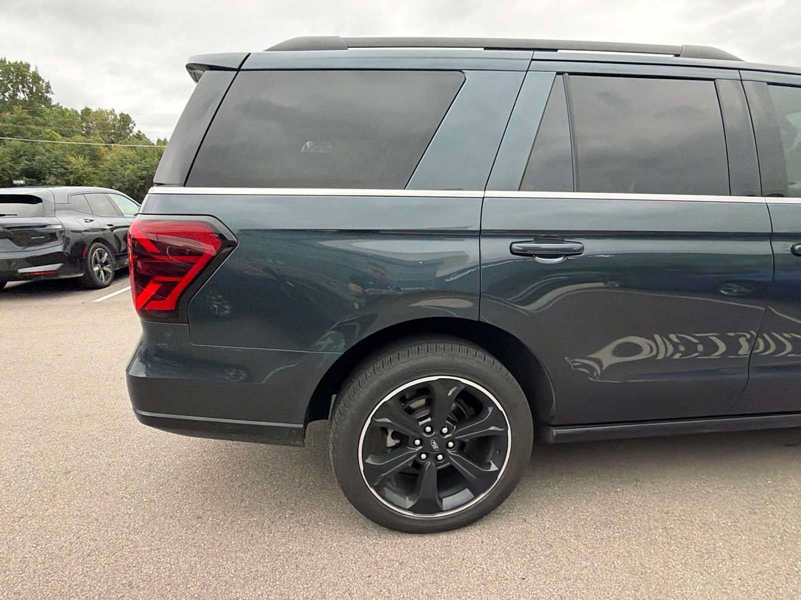 Used 2023 Ford Expedition Limited AWD/4WD image 14