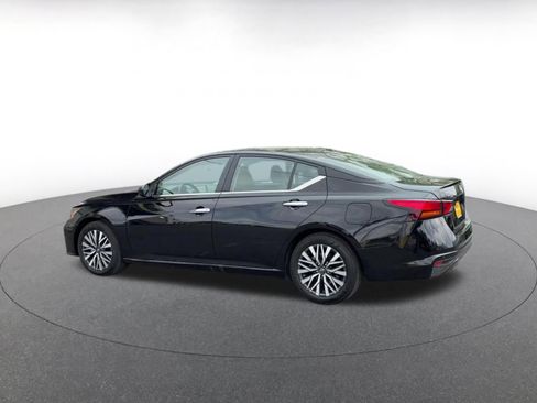 Used 2025 Nissan Altima 2.5 SV image 10