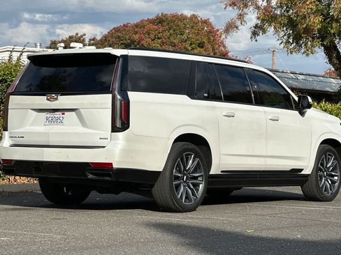 Used 2023 Cadillac Escalade ESV Sport Platinum image 3