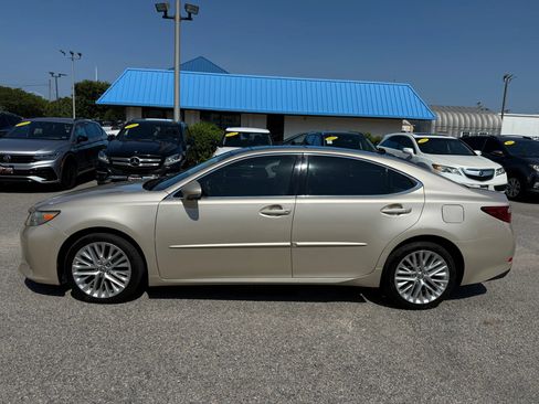 Used 2015 Lexus ES 350 w/ Ultra Luxury Package FWD image 3