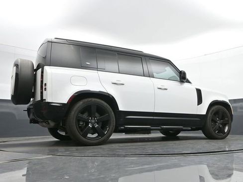 Used 2024 Land Rover Defender 110 X-Dynamic SE image 17