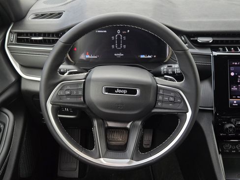 New 2025 Jeep Grand Cherokee L Altitude image 19