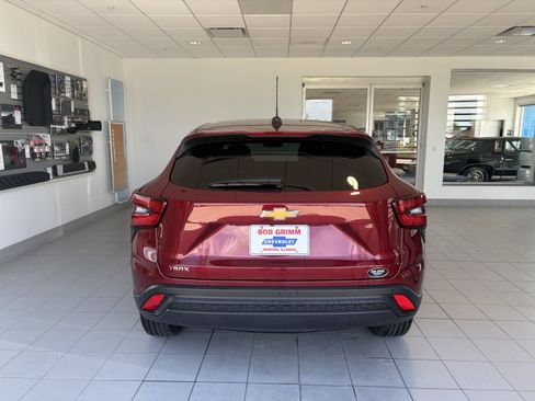 Used 2024 Chevrolet Trax LS w/ LS Convenience Package FWD image 8