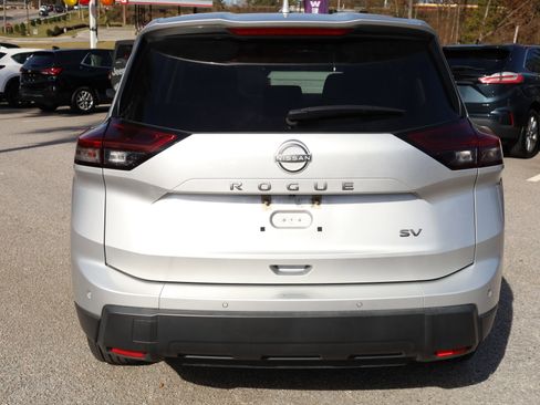 Used 2024 Nissan Rogue SV image 3
