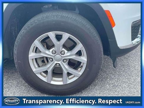 Used 2023 Jeep Grand Cherokee L Limited AWD/4WD image 9