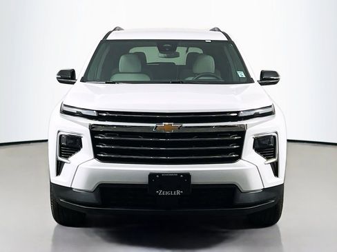 Used 2025 Chevrolet Traverse LT image 2