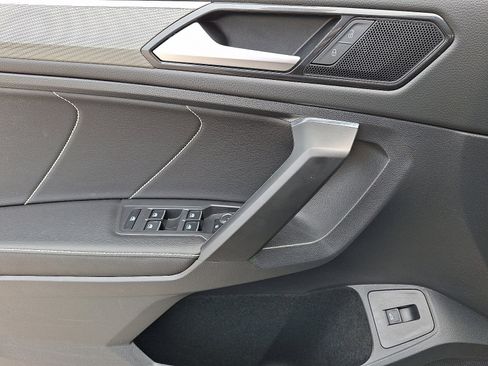 Used 2022 Volkswagen Tiguan SE R-Line image 12