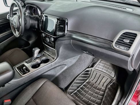 Used 2019 Jeep Grand Cherokee Laredo w/ 18" Wheel & 8.4" Radio Group AWD/4WD image 31