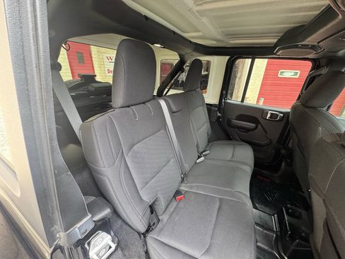 Used 2018 Jeep Wrangler Unlimited Sport S AWD/4WD image 21