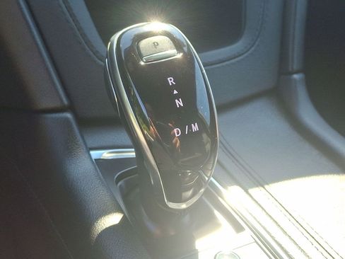 Certified 2025 Cadillac XT6 Luxury AWD/4WD image 12