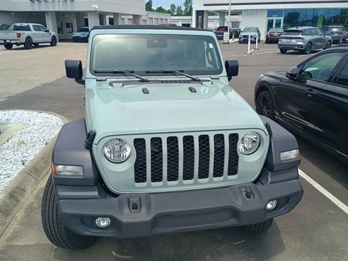 Used 2024 Jeep Wrangler Unlimited Sport AWD/4WD image 2